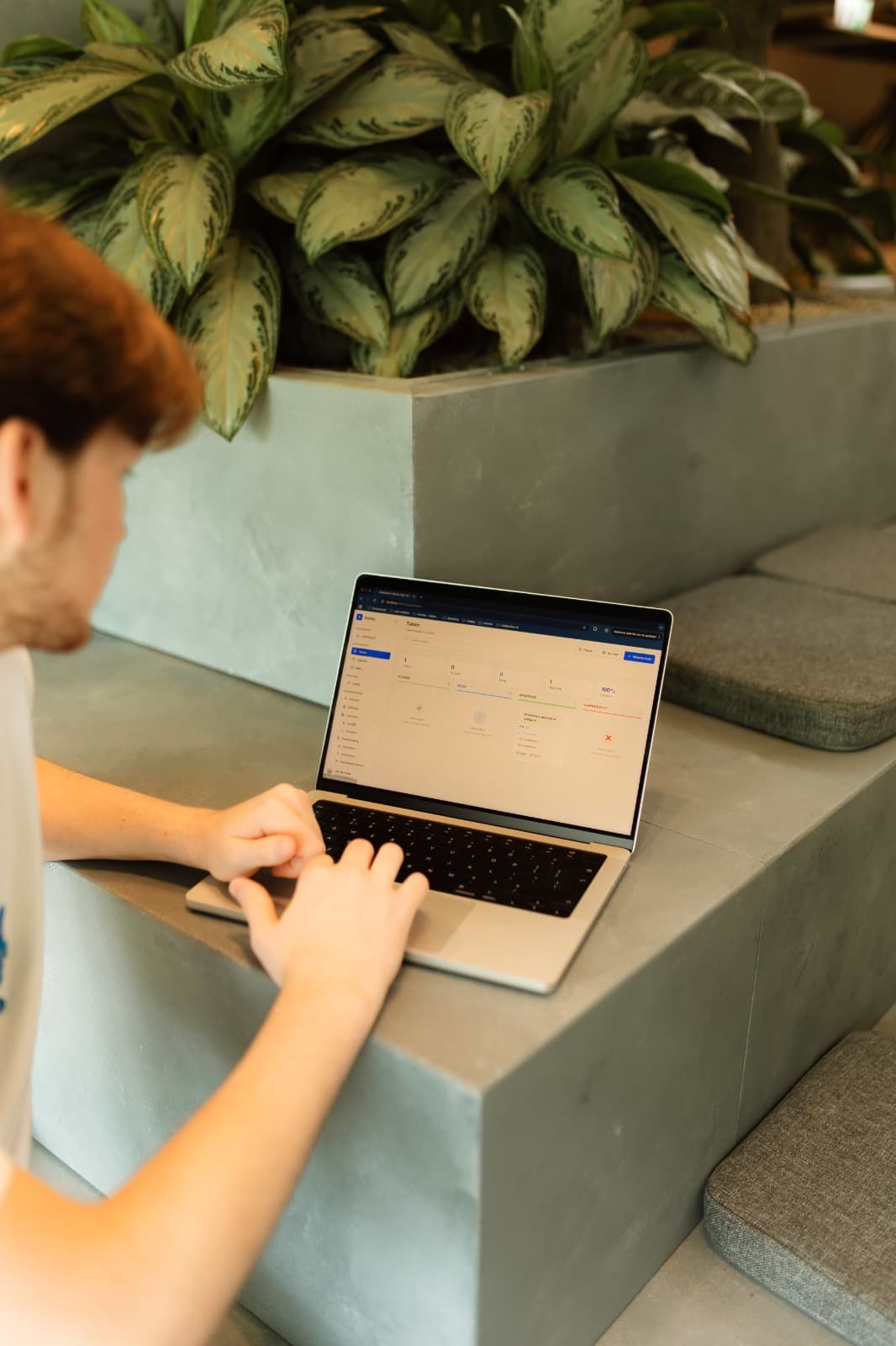 Ondernemer die Buddy's Flow gebruikt voor administratie